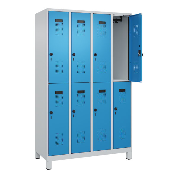 C+P Kleiderspind Evolo PLUS 1.200 x 1.950 x 500 mm (B x H x T) 4 Abteile Stahl Farbe der Front: lichtblau Farbe des Korpus: lichtgrau